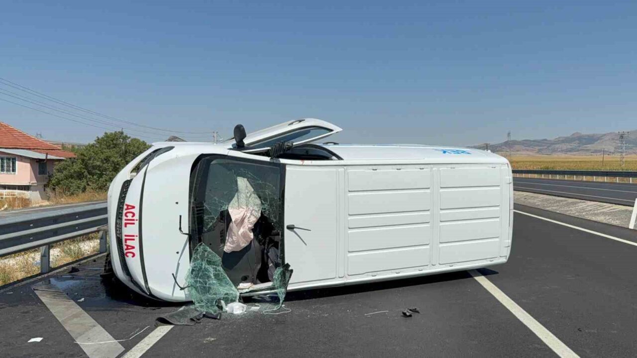 Afyonkarahisar’da kontrolden çıkan ilaç yüklü kamyonet bariyerlere çarparak devrildi. Kazada