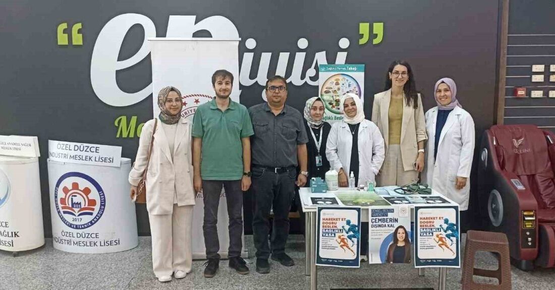 kilo ölçümü yapılarak vatandaşlara sağlıklı beslenme uyarısı yaptı. Düzce’de Dünya