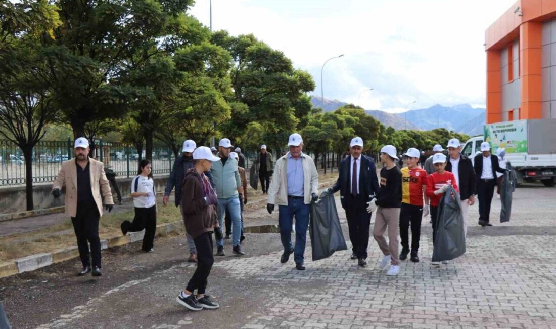 Erzurum’un Oltu ilçesinde farkındalık oluşturmak için çöp toplama etkinliği düzenlendi.