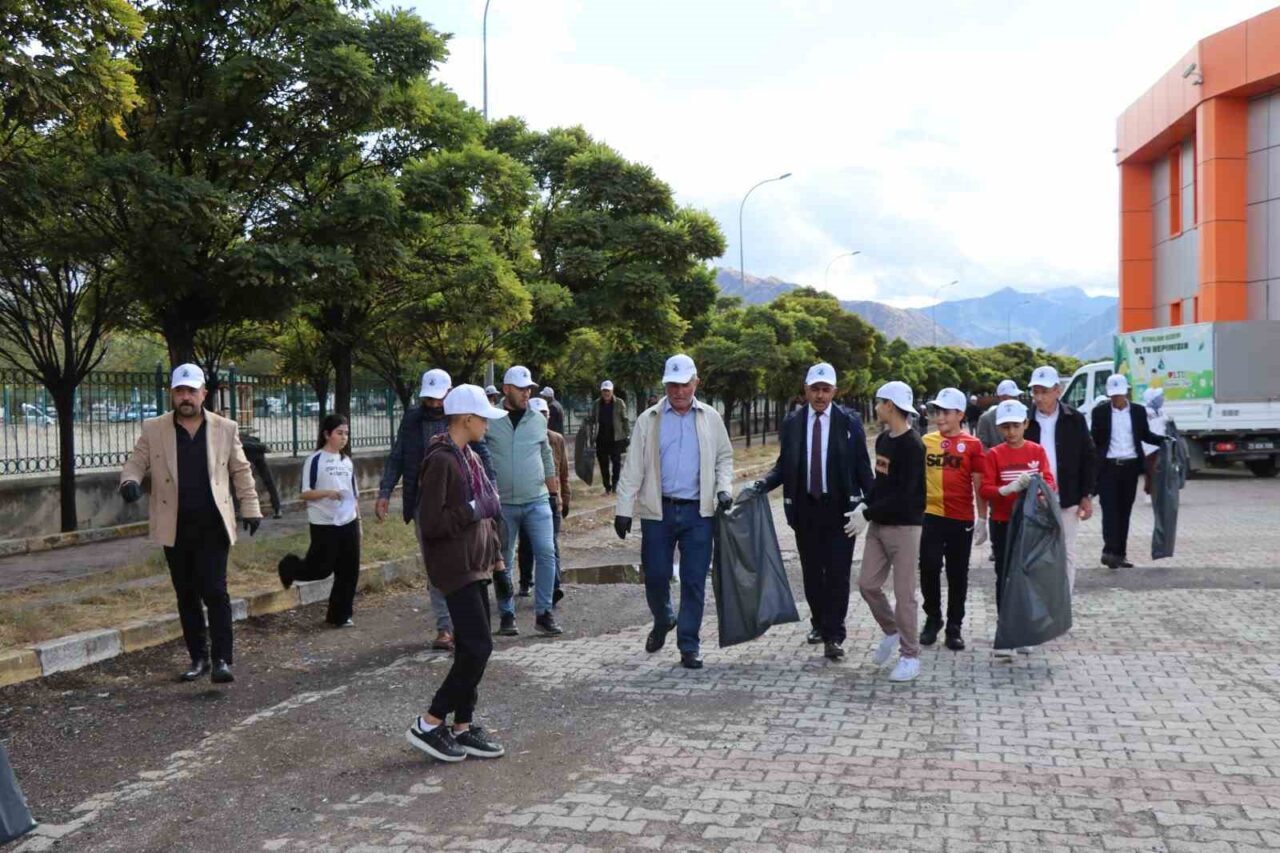 Erzurum’un Oltu ilçesinde farkındalık oluşturmak için çöp toplama etkinliği düzenlendi.
