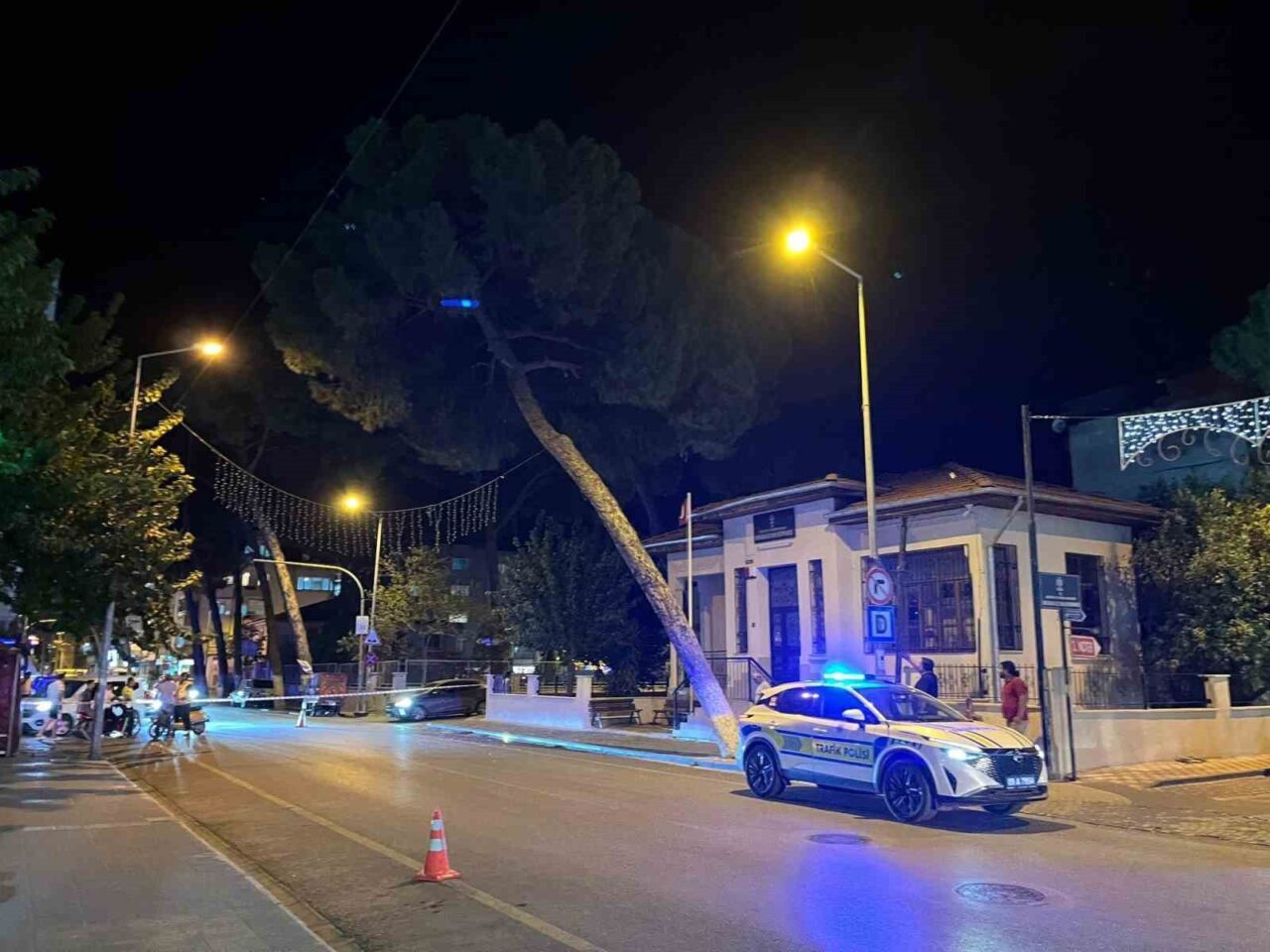 Aydın’ın İncirliova ilçesinde akşam saatlerinde etkili olan kuvvetli rüzgar nedeniyle