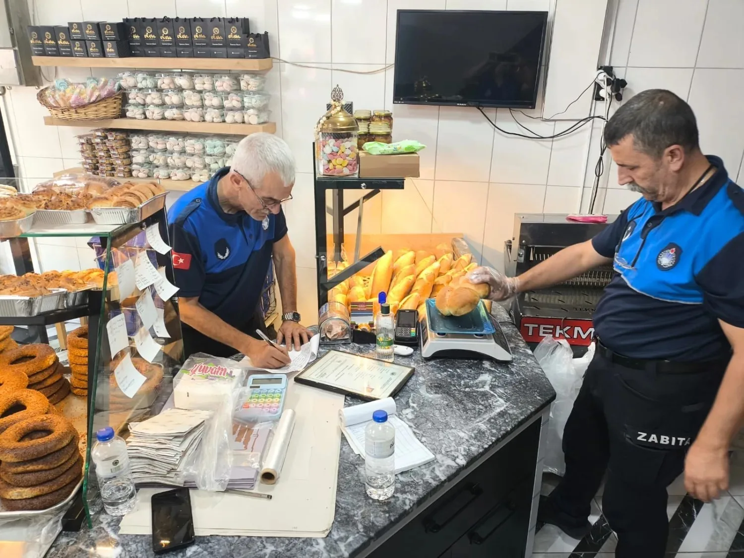 İnegöl Belediyesi Zabıta Müdürlüğü ekipleri, belirli aralıklarla yapılan denetimler kapsamında