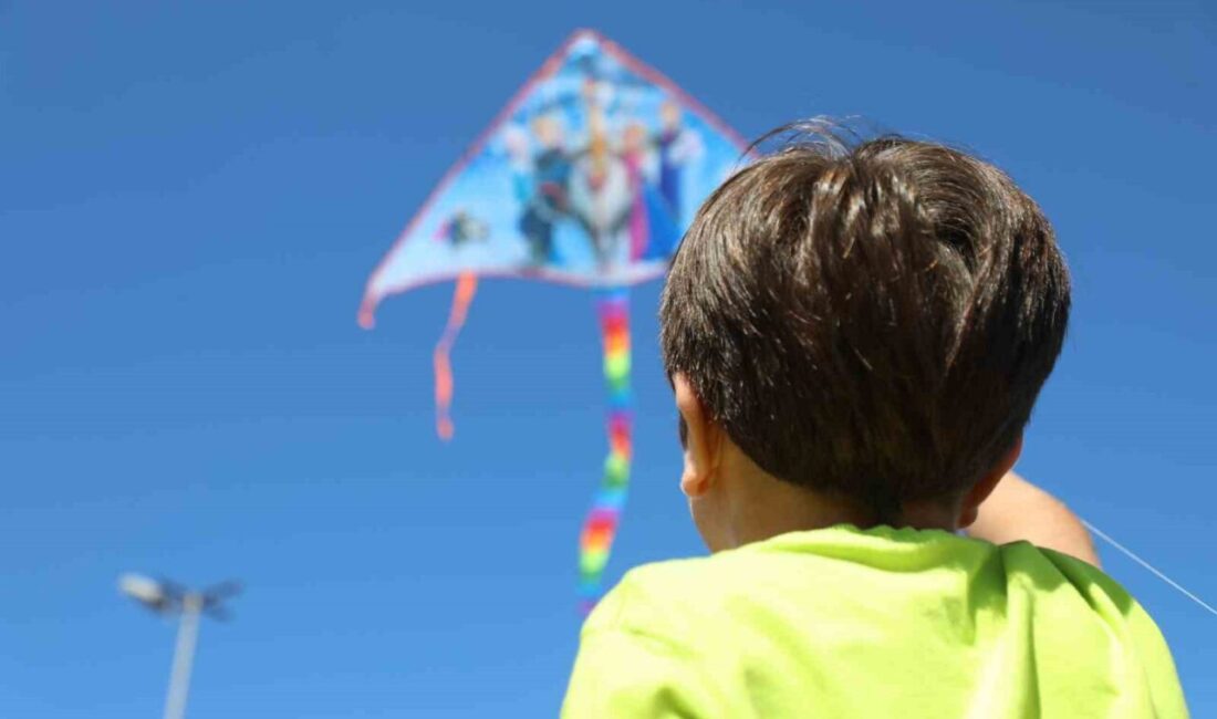 İnegöl Belediyesi ve Kızılay İnegöl Şubesi iş birliğinde düzenlenen uçurtma