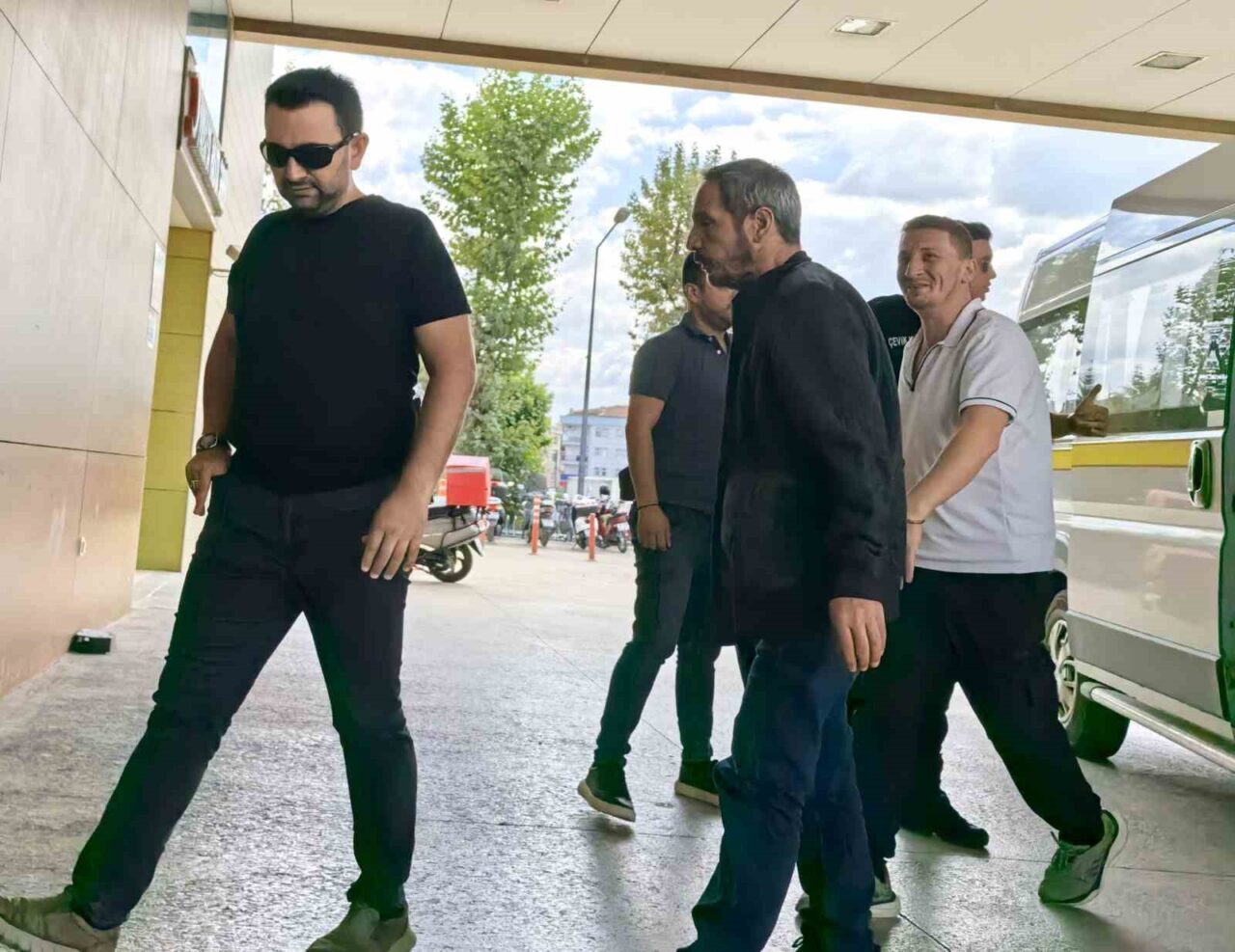 Bursa’nın İnegöl ilçesinde haklarında kesinleşmiş hapis cezaları bulunan 2 şahıs