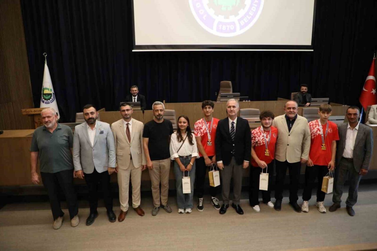 Romanya’da yapılan Avrupa Bilek Güreşi Şampiyonası’nda derece elde eden İnegöllü