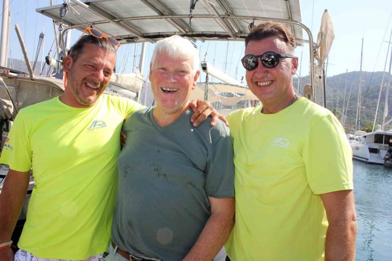 Muğla’nın Marmaris ilçesi Bozukkale açıklarında teknede dizinden sokan eşek arısı