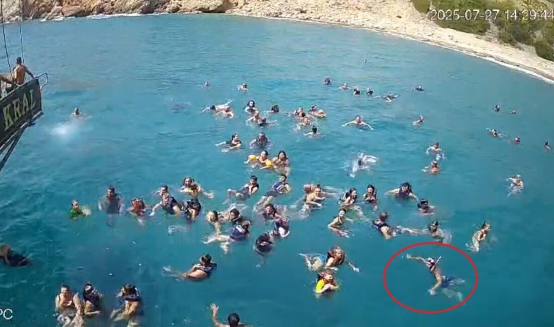 İngiliz turistin Antalya’nın Alanya ilçesinde tekne turunda yüzerken onlarca turistin