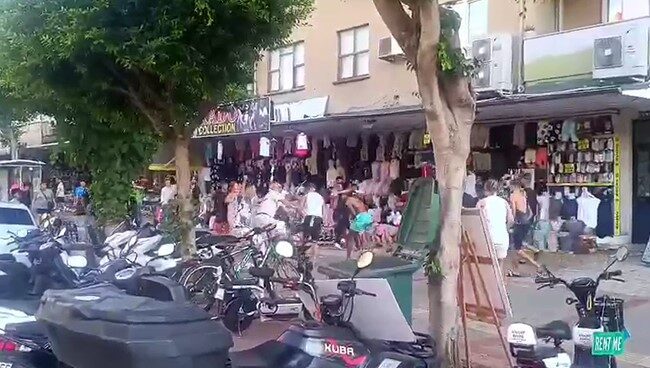 Antalya’nın Alanya ilçesi Atatürk Caddesi’nde bulunan butiğe giren bir İngiliz