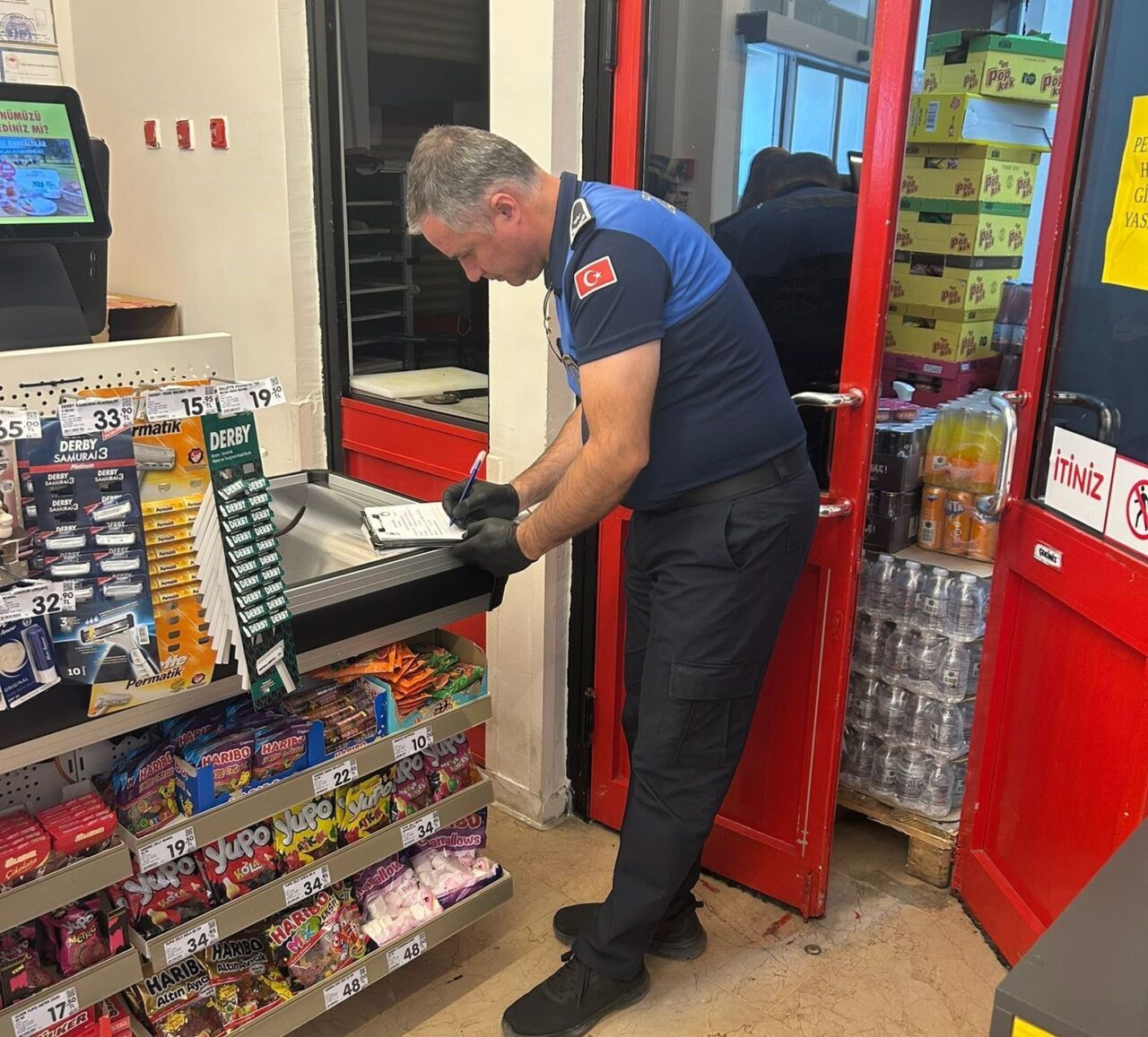 İnönü ilçesinde zabıta ekipleri, market raflarında bulunan ürünlerin son kullanma