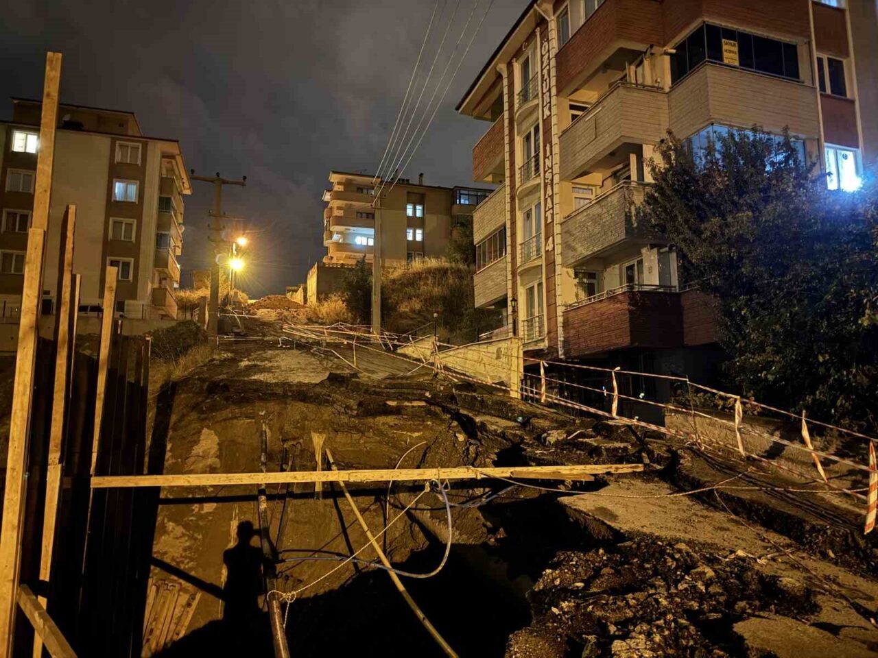 Karabük’te bir inşaat sahasının hemen yanında bulunan yolun bir bölümü