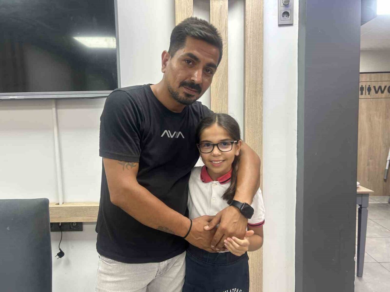 Hatay’da kızının doğum gününde aracının arkasına astığı ‘Bugün kızımın doğum