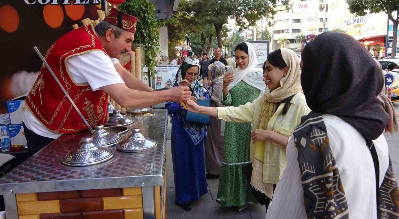 Okulların açılmasına kısa bir süre kalması nedeniyle Van’a gelen İranlı
