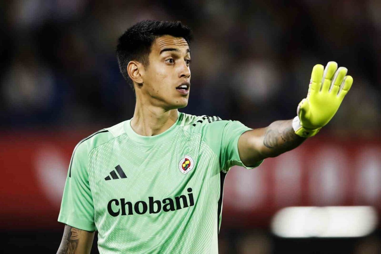 Fenerbahçe’nin kalecisi İrfan Can Eğribayat, Corendon Alanyaspor maçında yediği hatalı