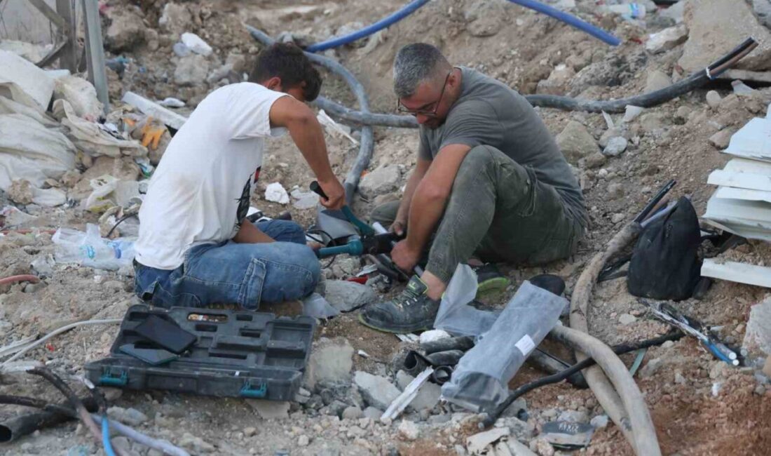 Hatay’da şantiye alanında iş makinesinin teması sonrası toprağa gömülü kablolarda