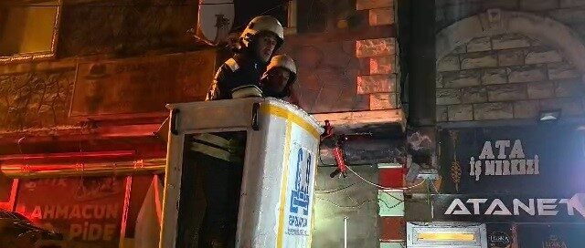 Erzurum’un Yakutiye ilçesinde bir iş merkezinin havalandırma bölümünde çıkan yangın