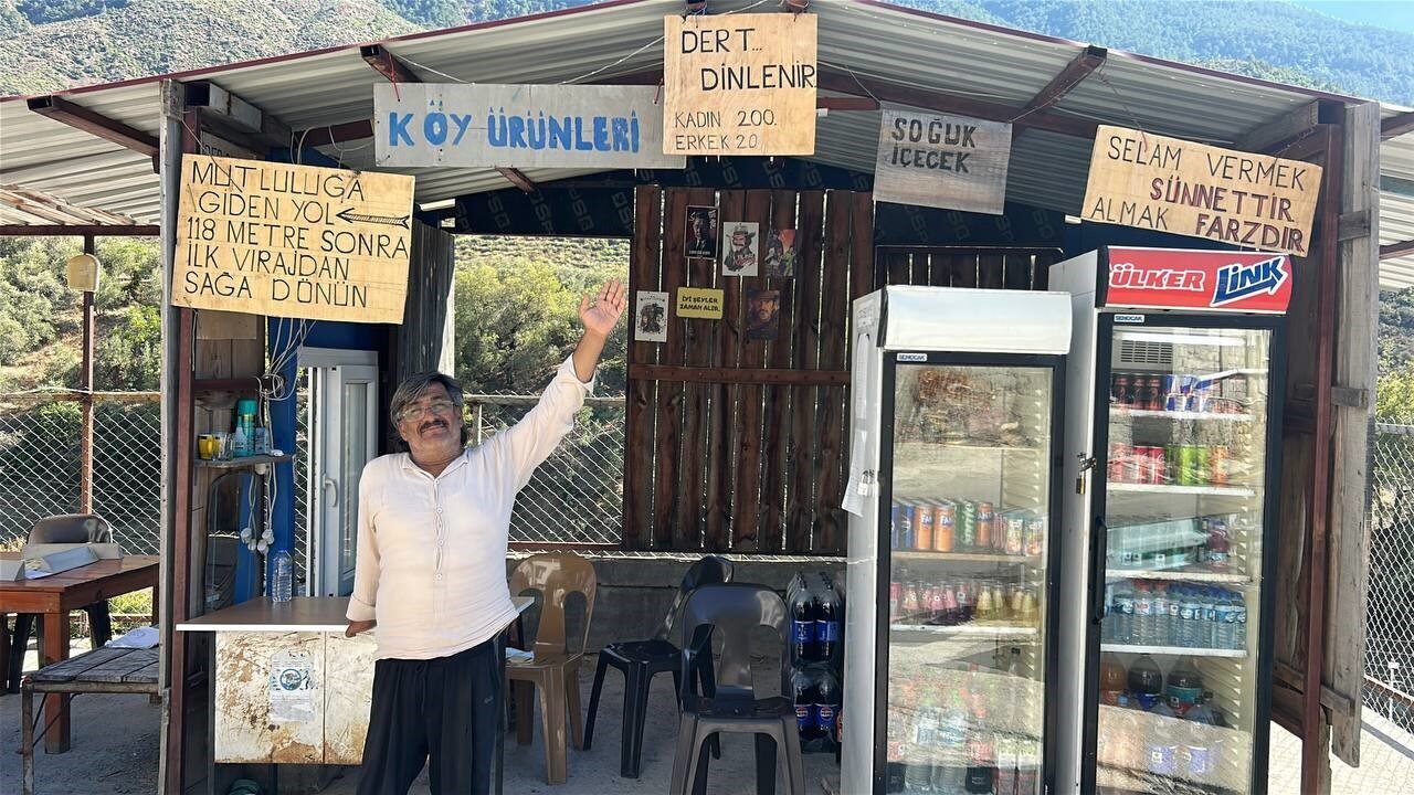 Hatay’ın Arsuz ilçesinde esnaf, iş yerine astığı “Dert dinlenir; kadın