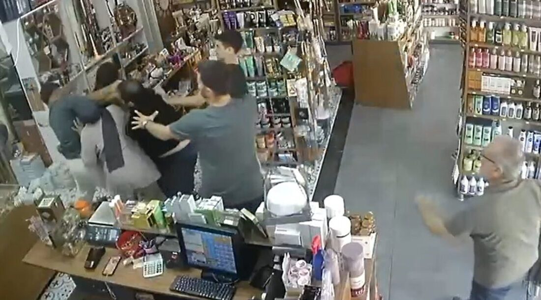 İstanbul Esenyurt’ta bir esnaf kamyon ile mal indirdiği sırada 16