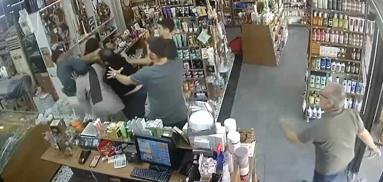 İstanbul Esenyurt’ta bir esnaf kamyon ile mal indirdiği sırada 16