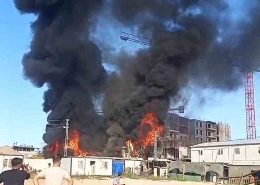 Hatay’da şantiye alanında bulunan konteyner yatakhaneler alevlere teslim oldu. Yangın,