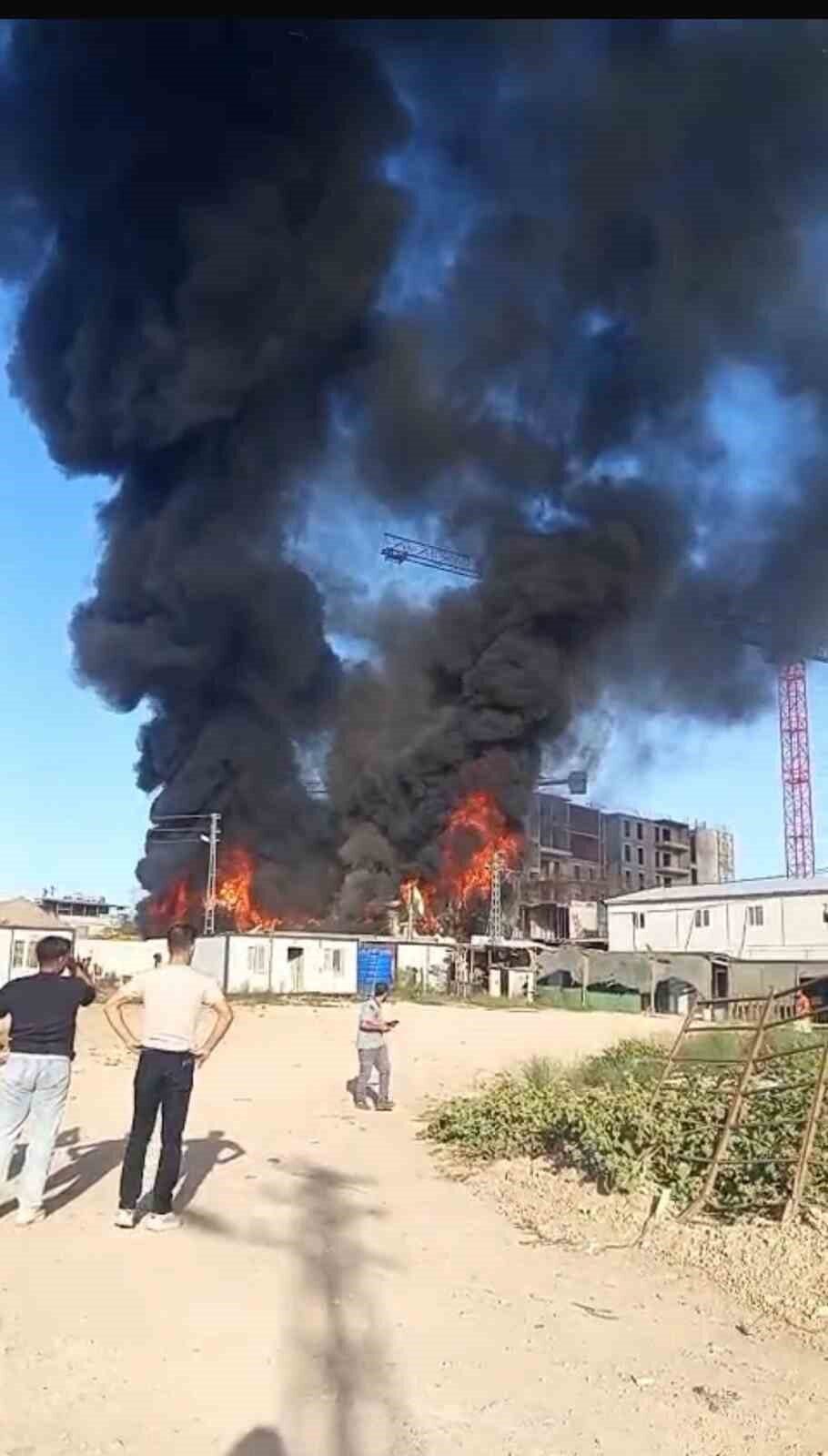 Hatay’da şantiye alanında bulunan konteyner yatakhaneler alevlere teslim oldu. Yangın,