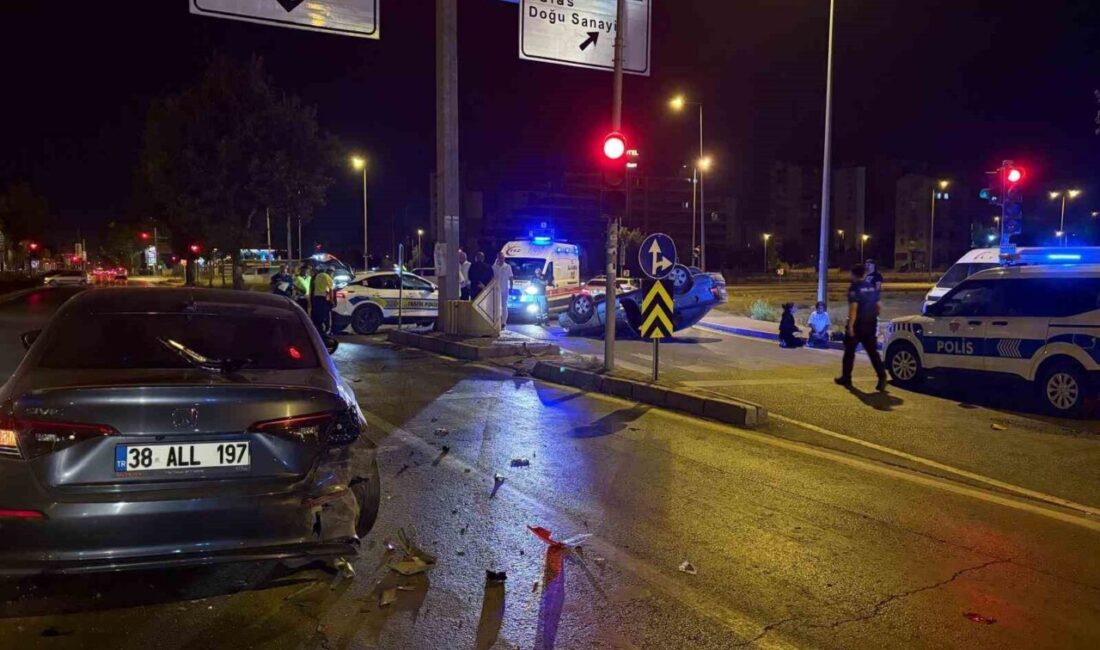 Kayseri’nin Melikgazi ilçesinde alkollü sürücü ışıkta bekleyen otomobile arkadan çarparak,