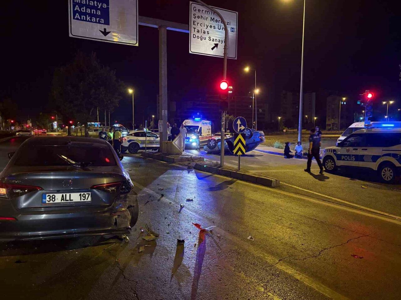 Kayseri’nin Melikgazi ilçesinde alkollü sürücü ışıkta bekleyen otomobile arkadan çarparak,