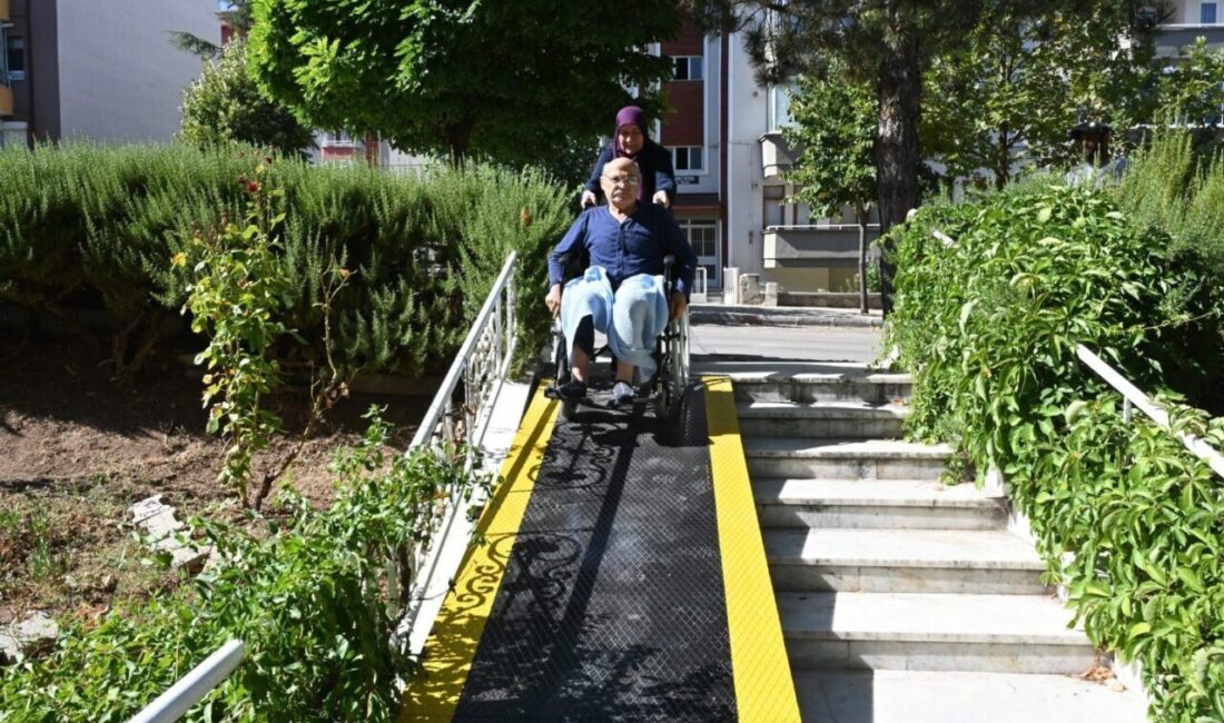 Isparta Belediyesi, Halıkent Mahallesi’nde ikamet eden yürüme engelli yaşlı adama,