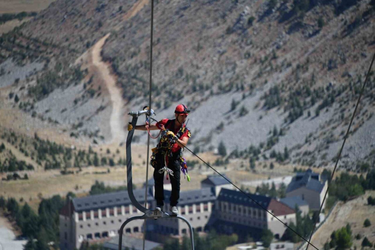 Isparta Davraz Kayak Merkezi’nde gerçekleştirilen tatbikata 26 ilden sivil toplum