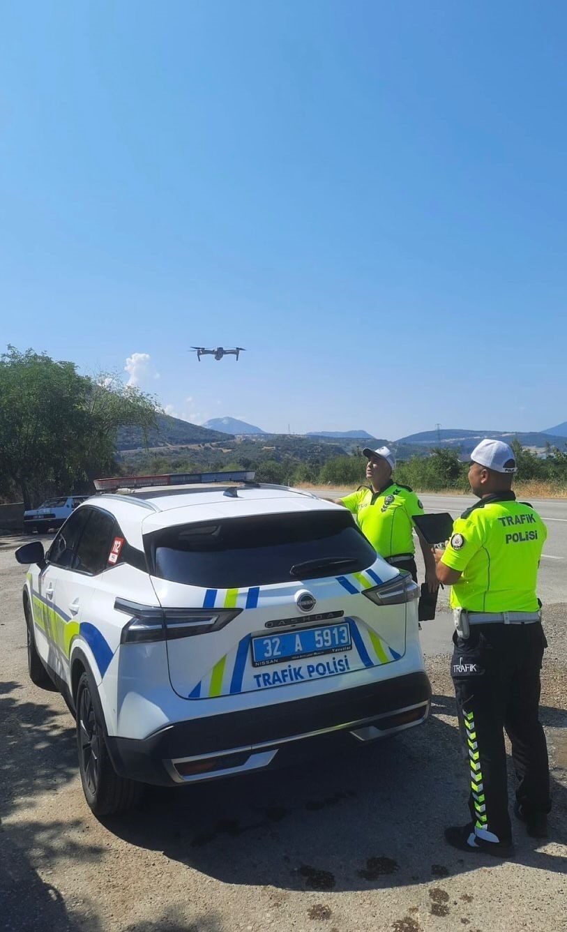 Isparta’da polis ekipleri, dron destekli trafik denetimi gerçekleştirdi. Hatalı sollama,