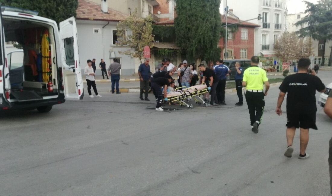 Isparta’nın Yalvaç ilçesinde hafif ticari araç ile motosikletin kavşakta çarpışması