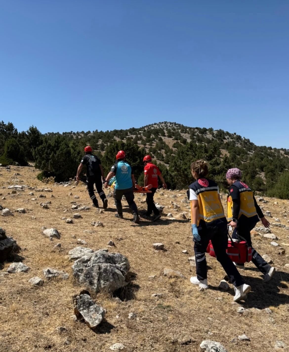 Isparta’nın Keçiborlu ilçesinde kayalıklardan düşen kadın, Ulusal Medikal Kurtarma Ekibi’nin