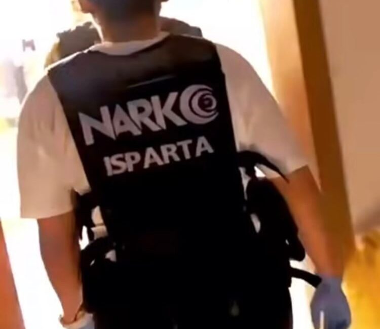 Isparta İl Emniyet Müdürlüğü ekiplerince gerçekleştirilen operasyonda, çeşitli miktarlarda uyuşturucu