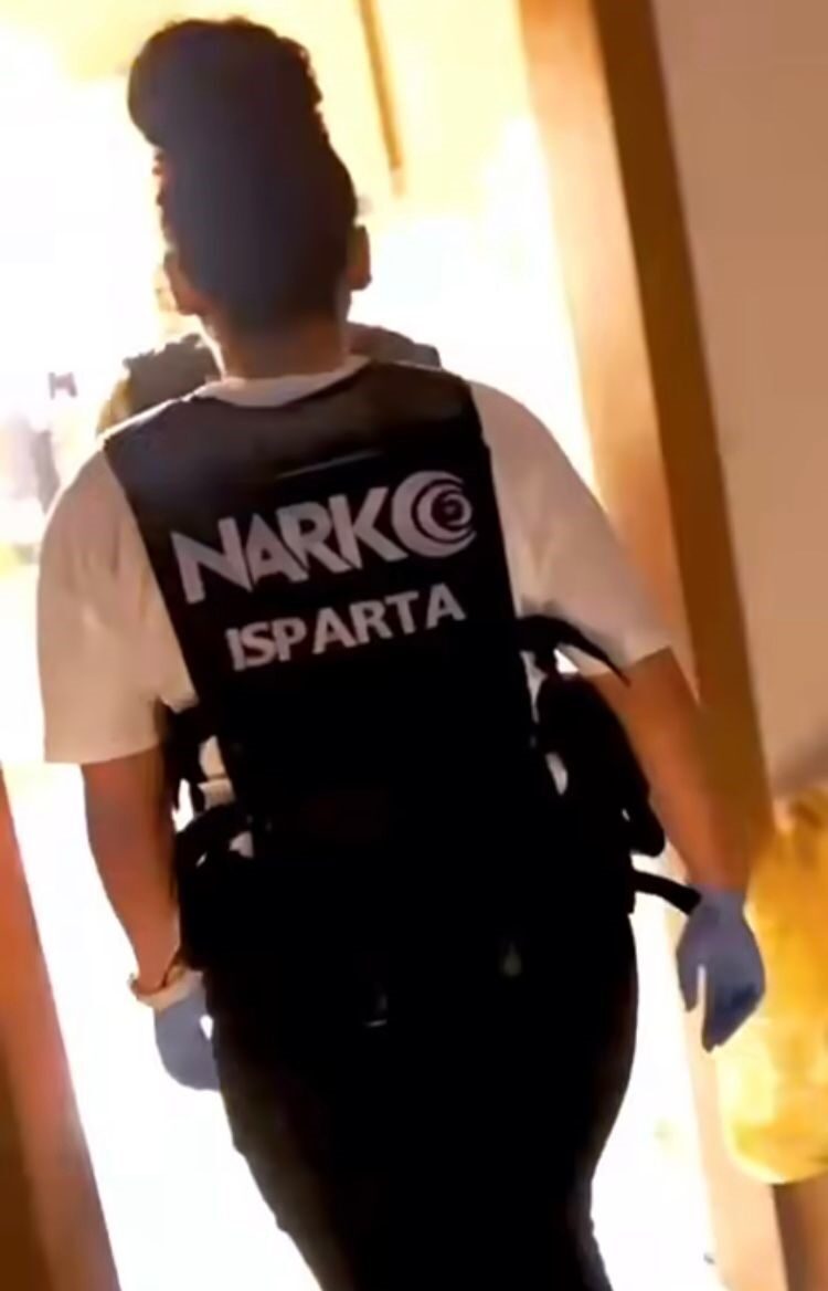 Isparta İl Emniyet Müdürlüğü ekiplerince gerçekleştirilen operasyonda, çeşitli miktarlarda uyuşturucu