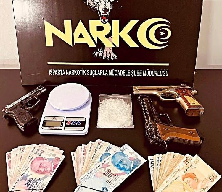 Isparta İl Emniyet Müdürlüğü ekiplerince düzenlenen uyuşturucu operasyonunda metamfetamin, sentetik