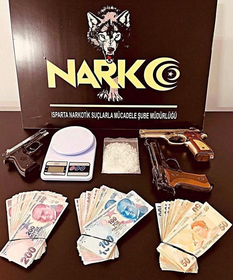 Isparta İl Emniyet Müdürlüğü ekiplerince düzenlenen uyuşturucu operasyonunda metamfetamin, sentetik