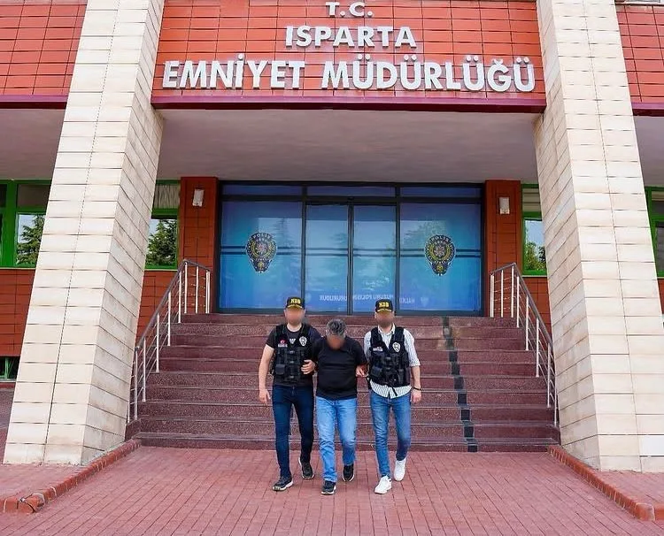 Isparta’da polis ekiplerince düzenlenen operasyonda uyuşturucu madde ele geçirilirken, gözaltına