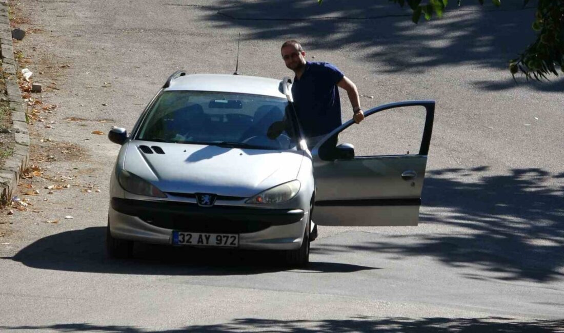Isparta’nın Ayazmana Mahallesi’nde araçların yokuş yukarı kendi kendine ilerliyor gibi
