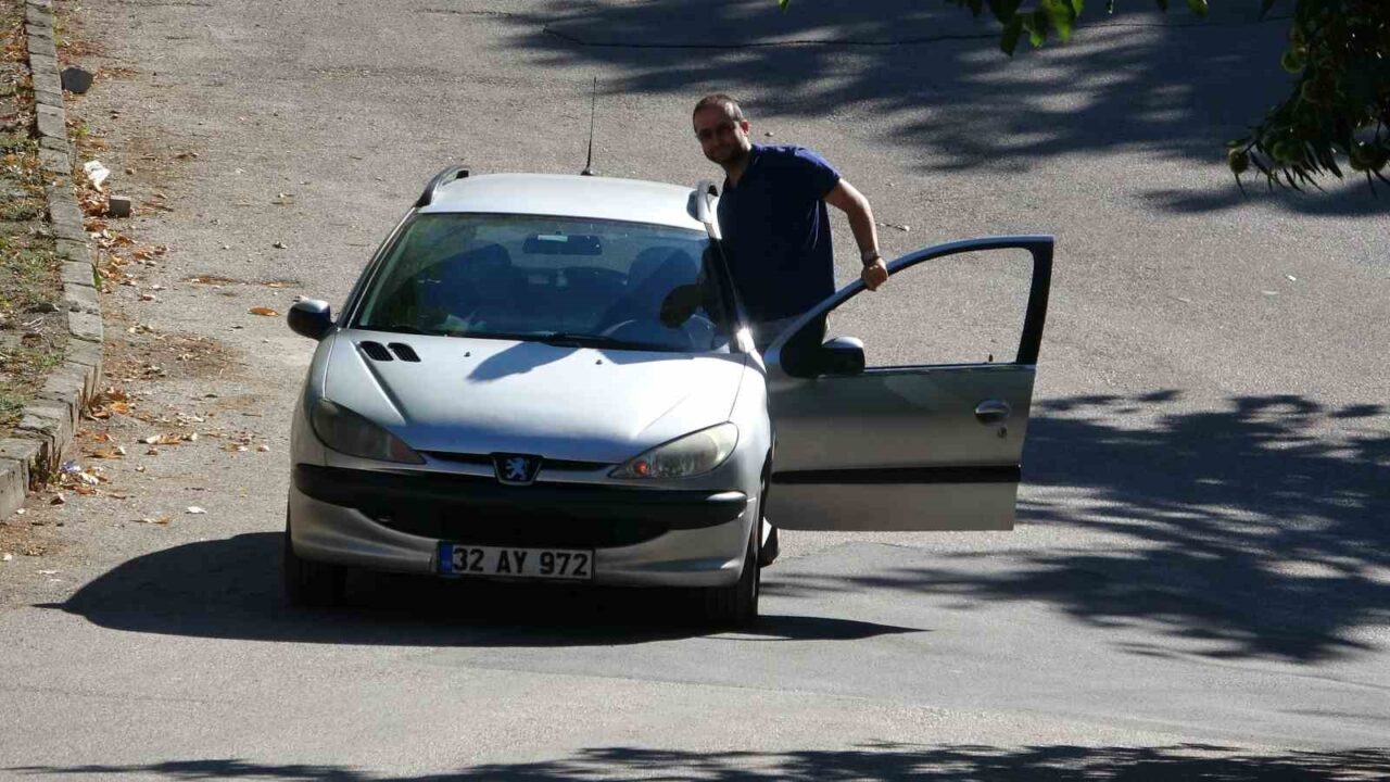 Isparta’nın Ayazmana Mahallesi’nde araçların yokuş yukarı kendi kendine ilerliyor gibi
