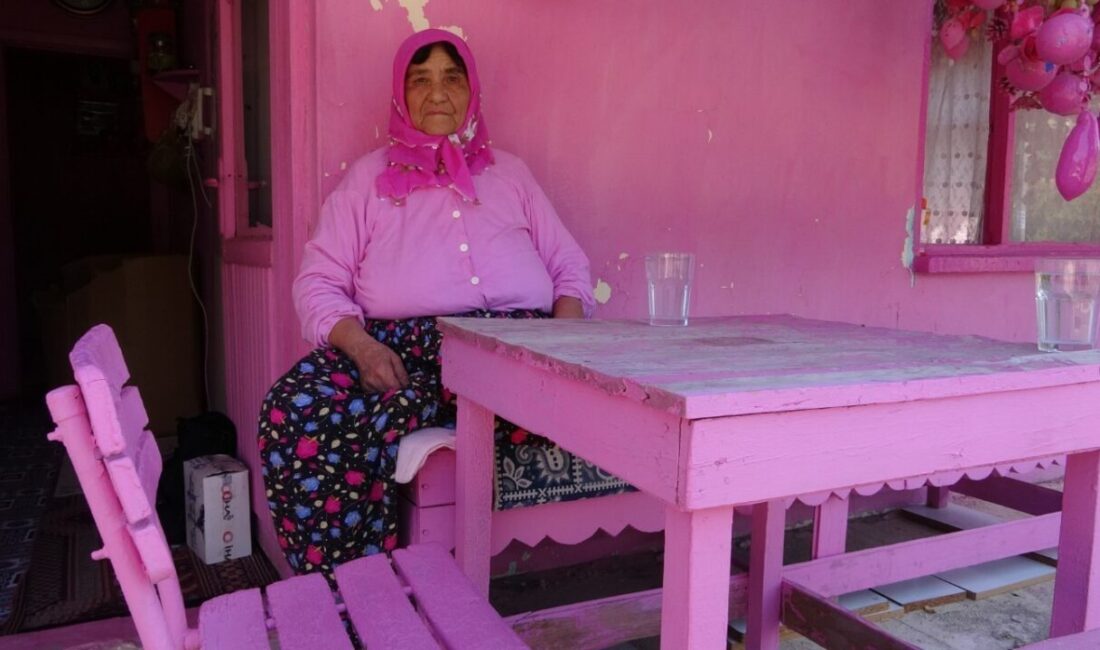 Isparta’da yaşayan 75 yaşındaki Sakine Akkul, çocukluğundan beri sevdiği pembe