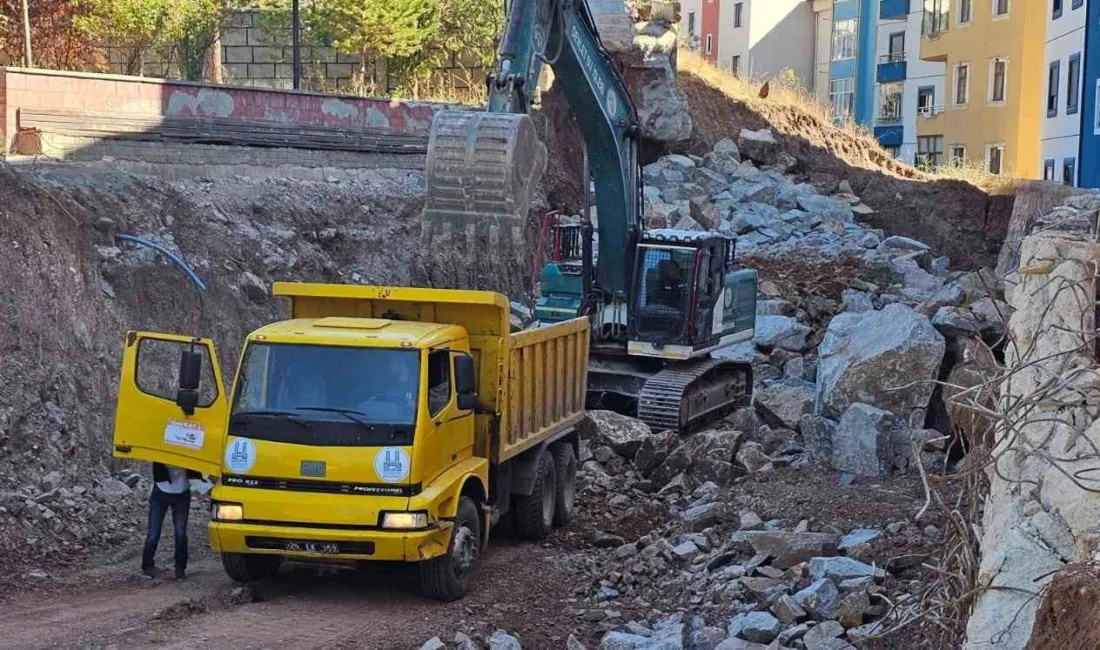 Erzurum’un İspir ilçesinde meydana gelen heyelan sonrası evlerinden tahliye edilen