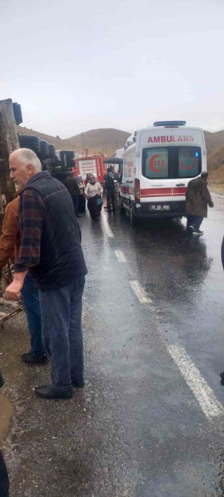 Erzurum’un İspir ilçesi Ortaören yağlı yol ayrımında akşam saatlerinde yürekleri