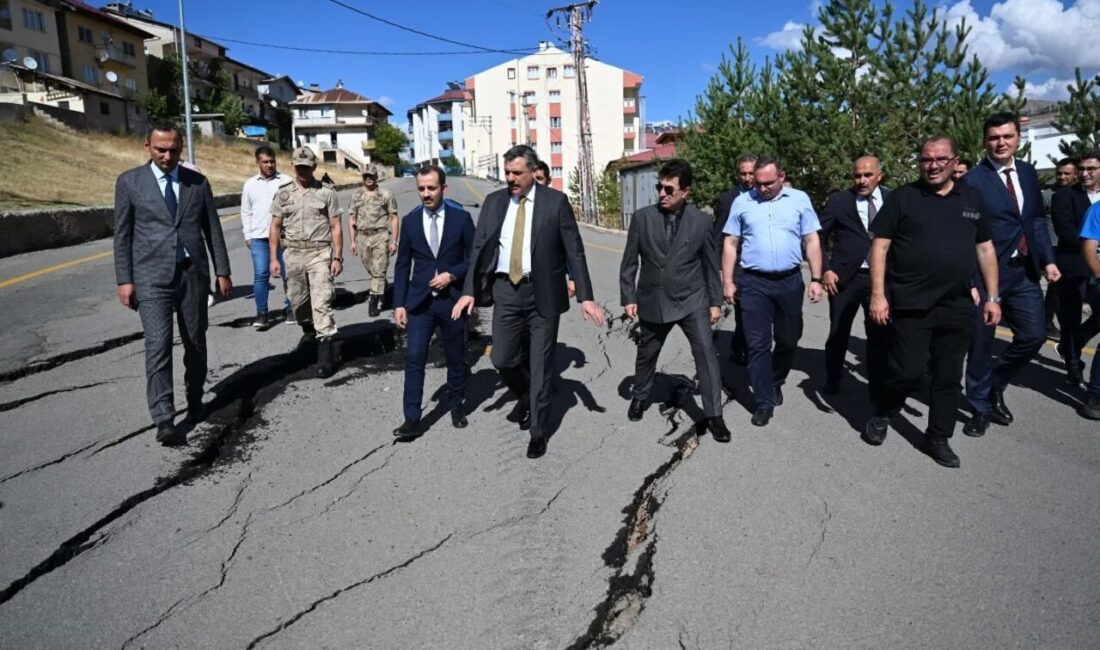 İspir Merkez Yukarı Mahallesi’nde meydana gelen heyelanın ardından bölgede incelemelerde