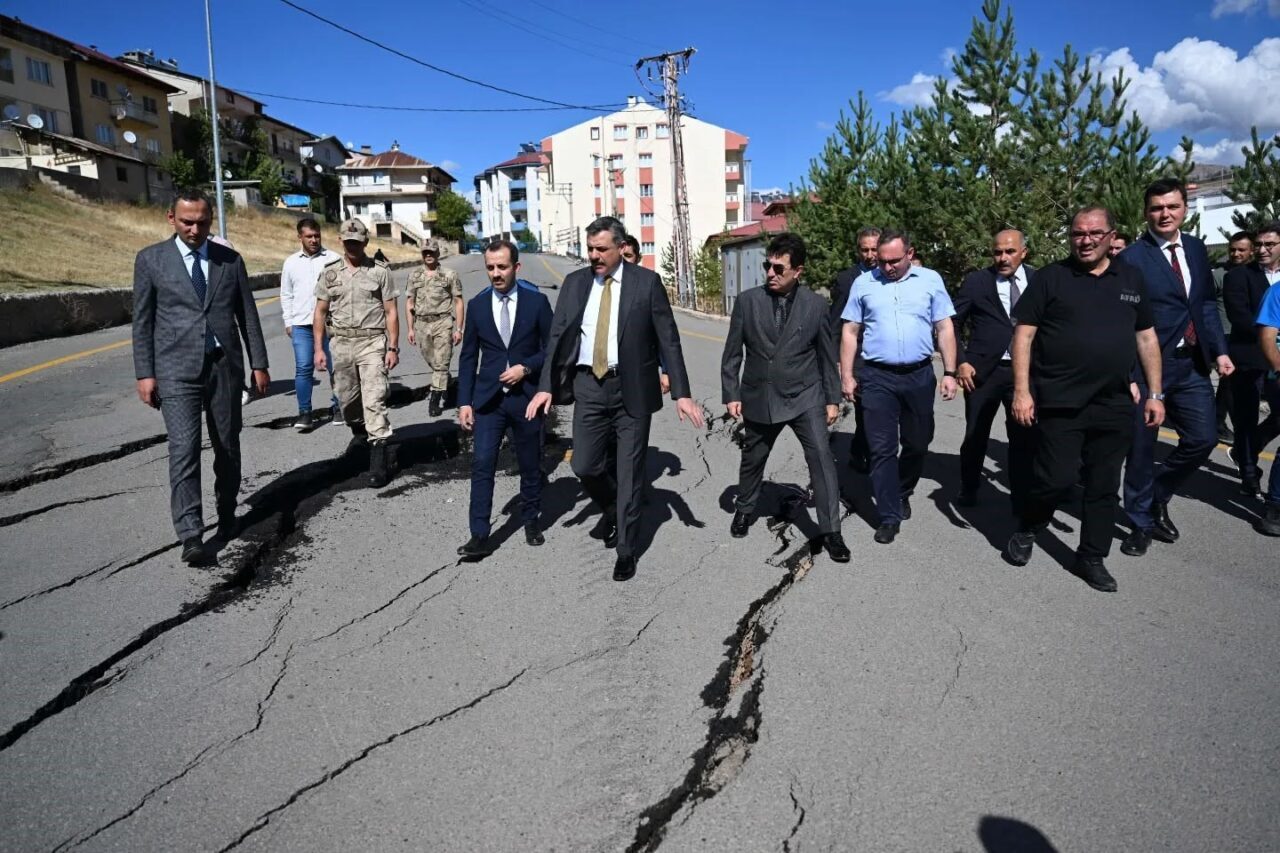 İspir Merkez Yukarı Mahallesi’nde meydana gelen heyelanın ardından bölgede incelemelerde