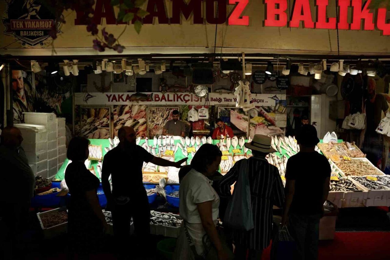 Balık sezonunun açılmasıyla İstanbul’da tezgahlar bereketlendi, hamsi ve istavrit bolluğu