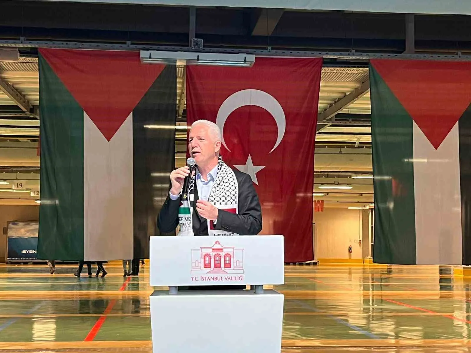 İstanbul’da balıkçı esnafı, yaşanan insanlık dramına dikkat çekmek için, 1