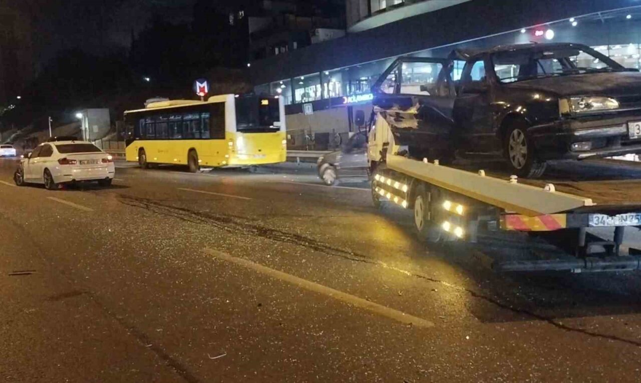 İstanbul’da D-100 Karayolu Acıbadem mevkiinde üç aracın karıştığı zincirleme trafik