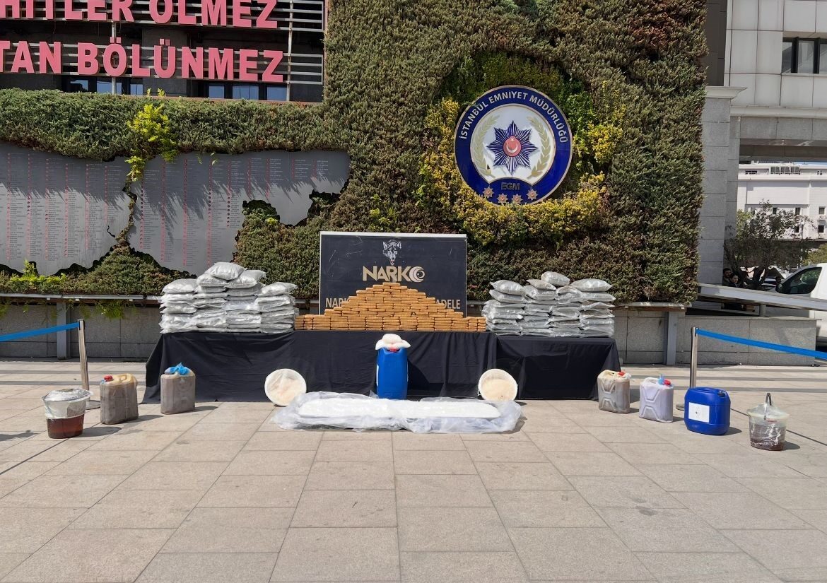 İstanbul’da düzenlenen operasyonda ele geçirilen uyuşturucu maddeler, emniyette sergilendi. İçişleri