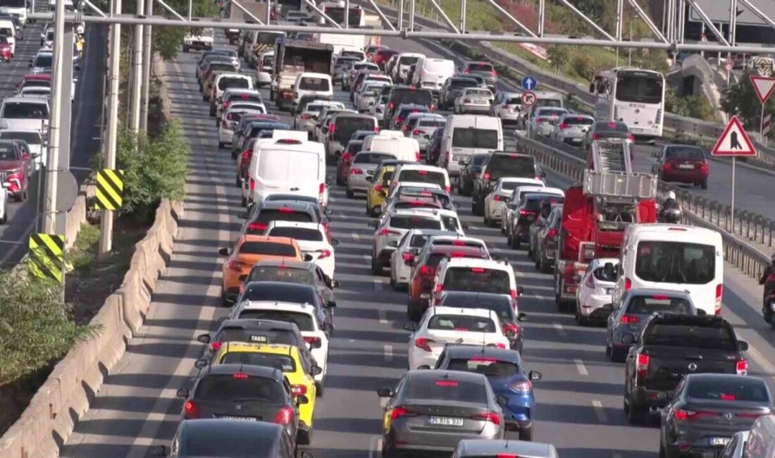 İstanbul’da haftanın son mesai gününde iş çıkış saatinde trafik yoğunluğu