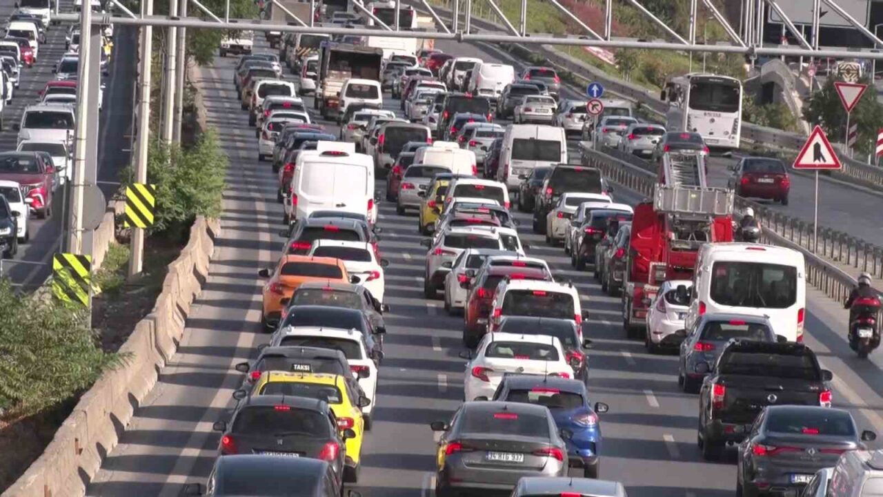İstanbul’da haftanın son mesai gününde iş çıkış saatinde trafik yoğunluğu
