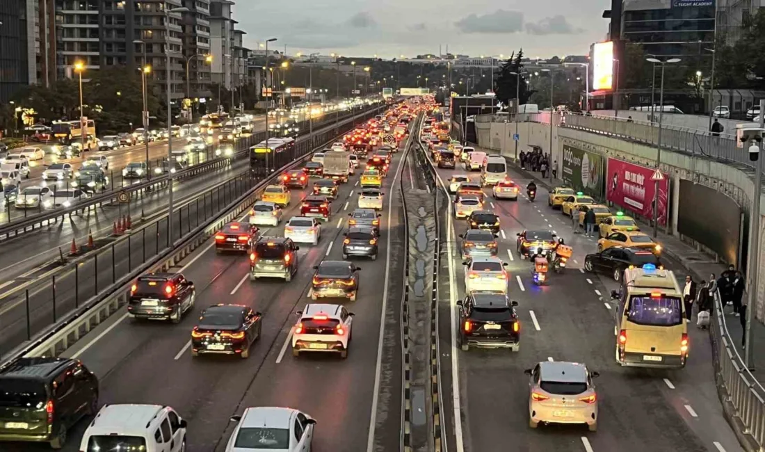 İstanbul’da akşam iş çıkış saatlerinde trafik yoğunluğu yüzde 69’a ulaştı.